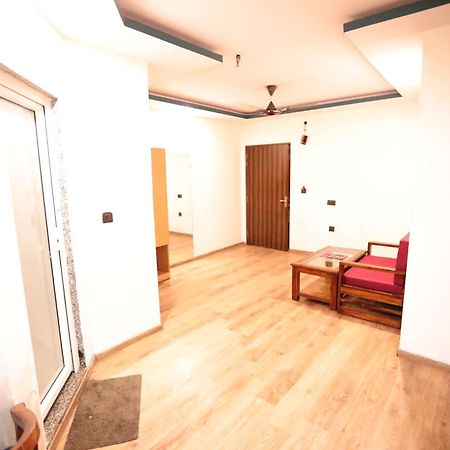 Hotel Noida Grand Sec 58 Екстер'єр фото