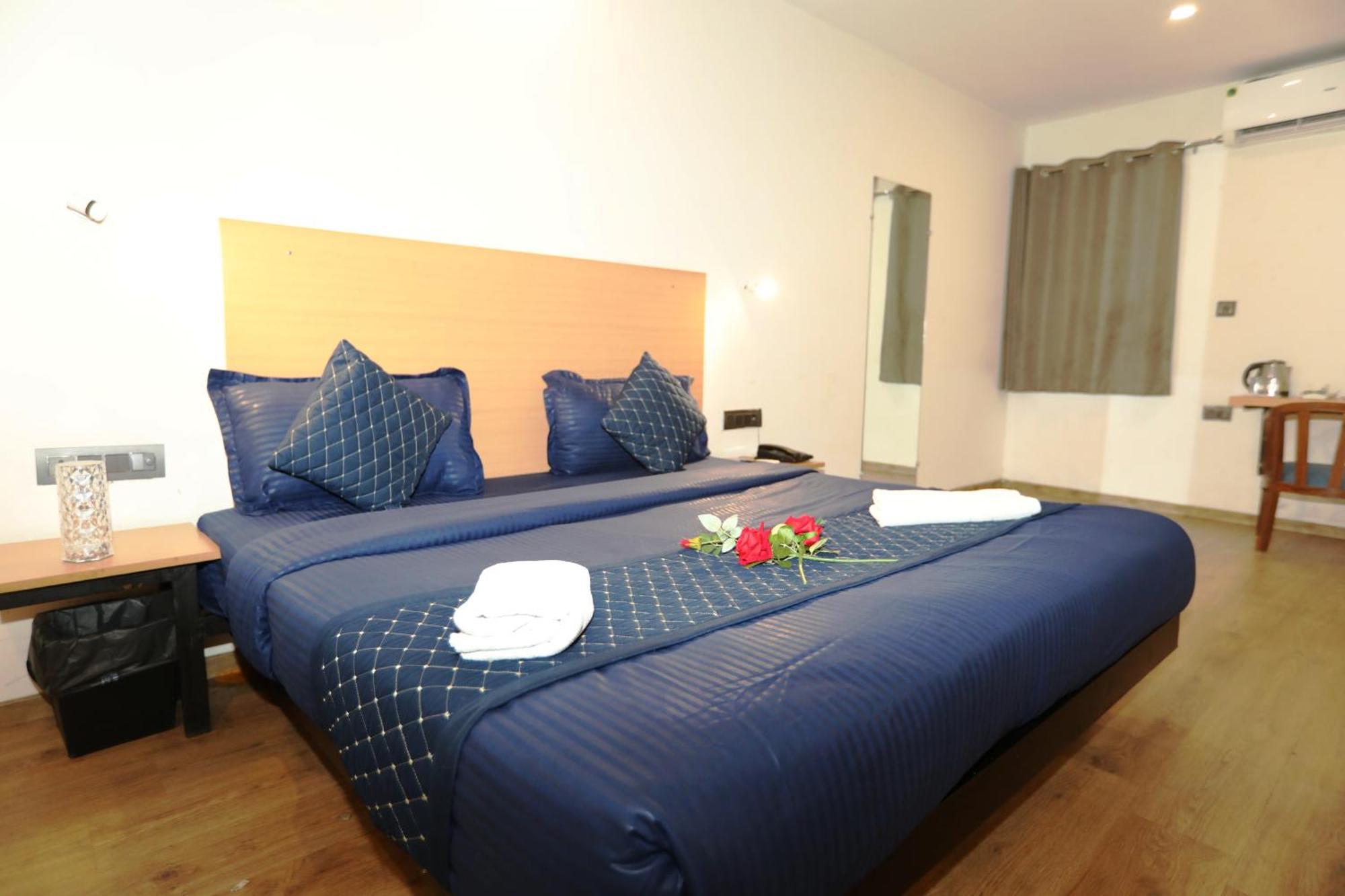 Hotel Noida Grand Sec 58 Екстер'єр фото