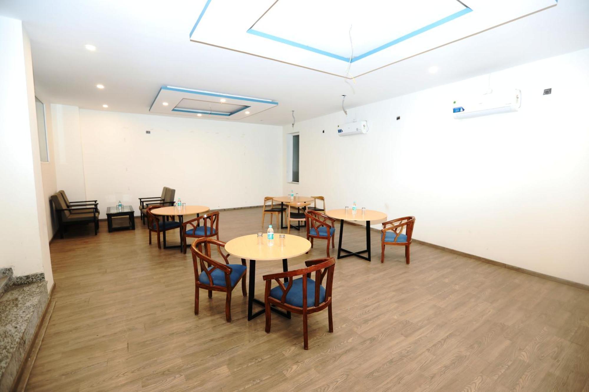 Hotel Noida Grand Sec 58 Екстер'єр фото