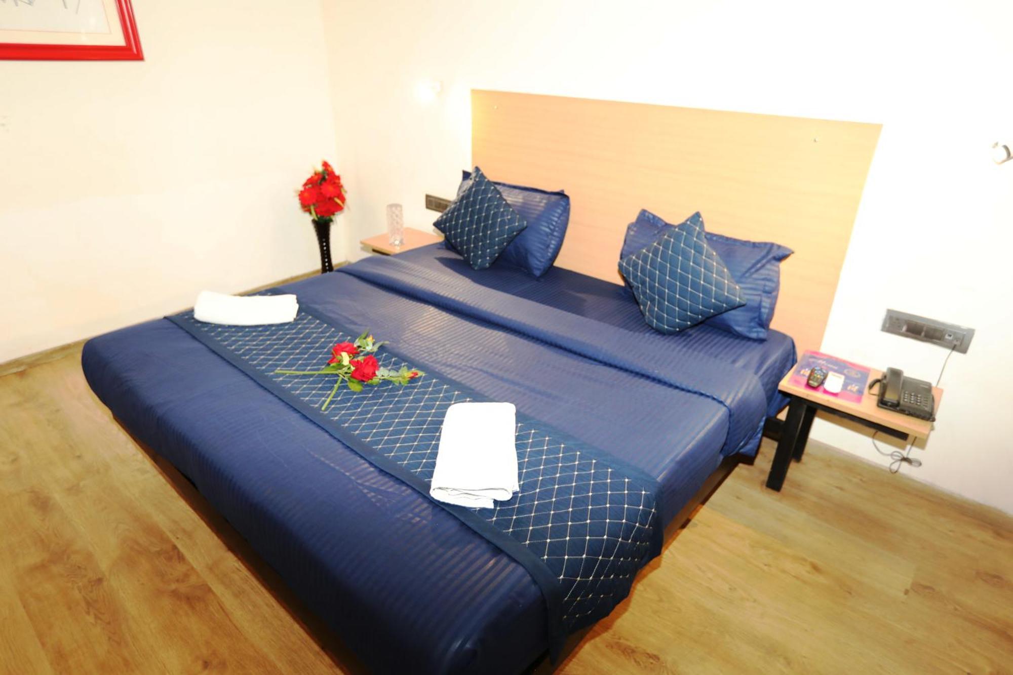 Hotel Noida Grand Sec 58 Екстер'єр фото