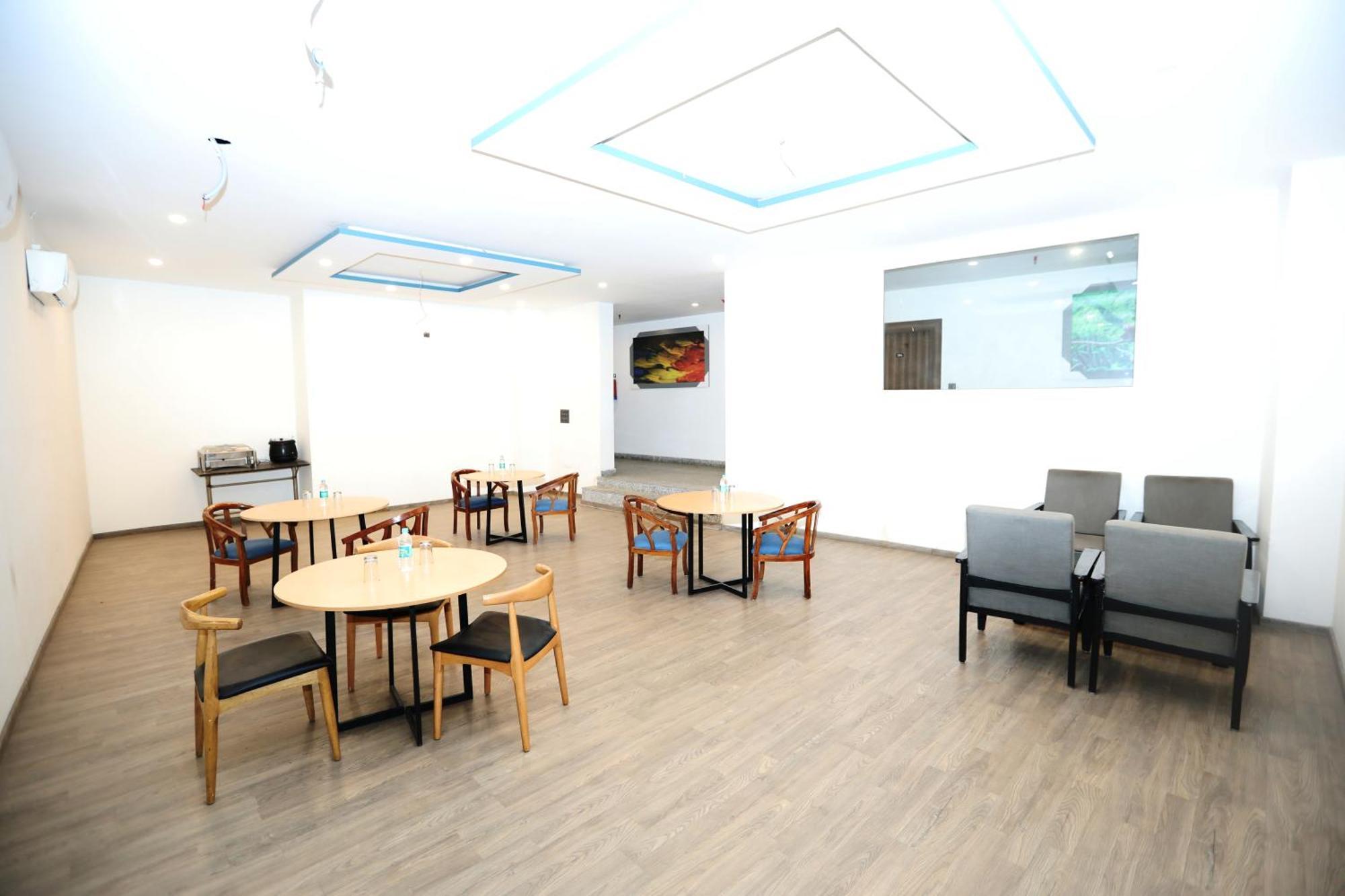 Hotel Noida Grand Sec 58 Екстер'єр фото