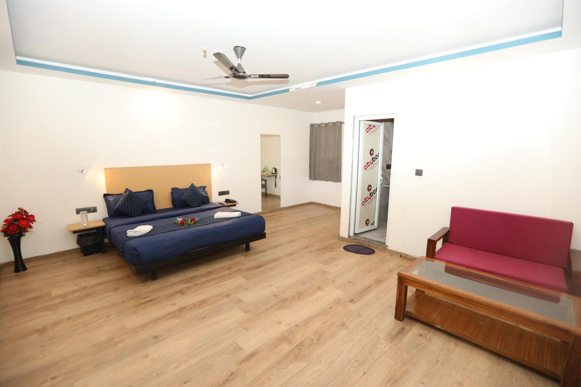 Hotel Noida Grand Sec 58 Екстер'єр фото