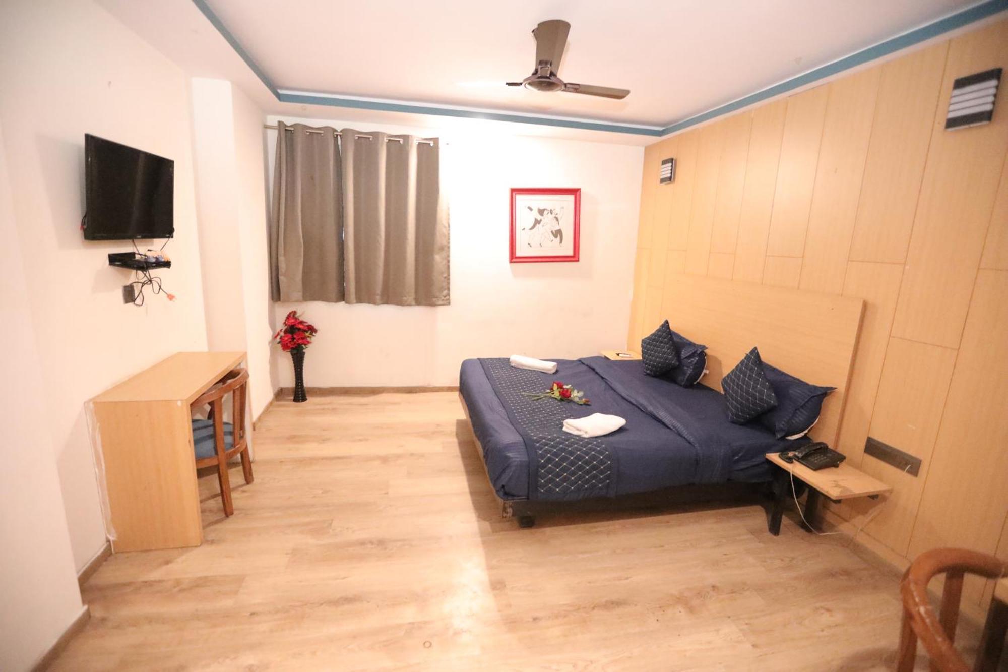 Hotel Noida Grand Sec 58 Екстер'єр фото