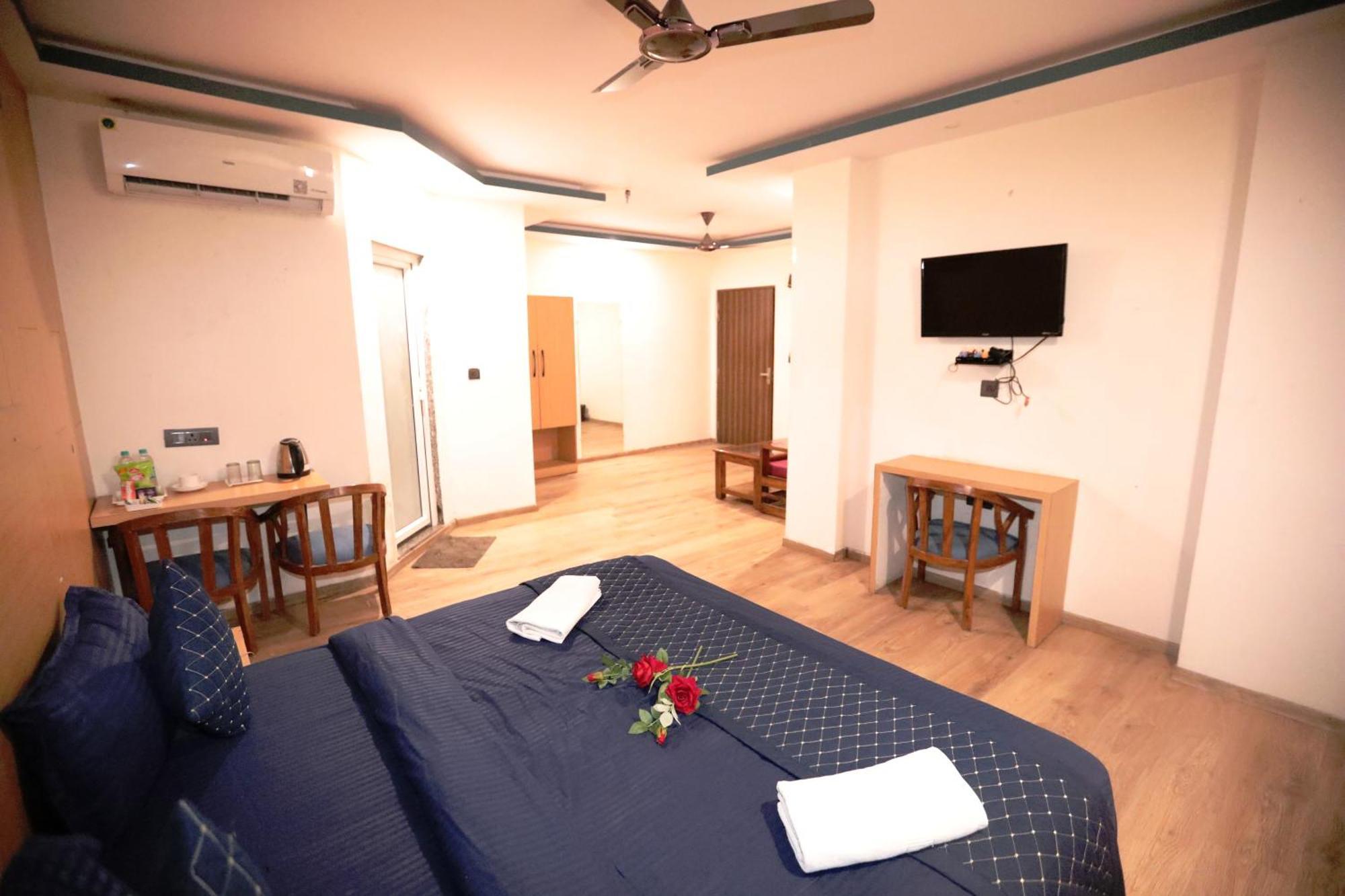 Hotel Noida Grand Sec 58 Екстер'єр фото