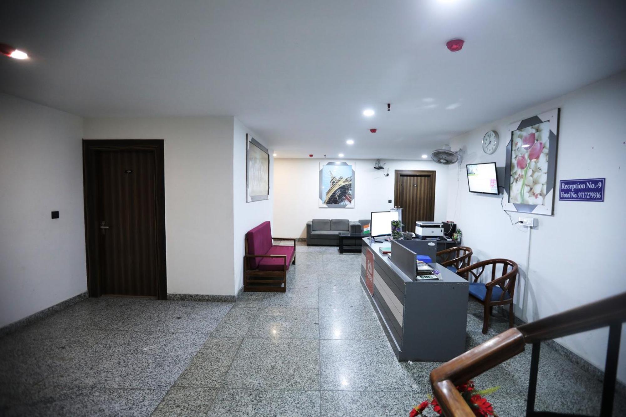 Hotel Noida Grand Sec 58 Екстер'єр фото