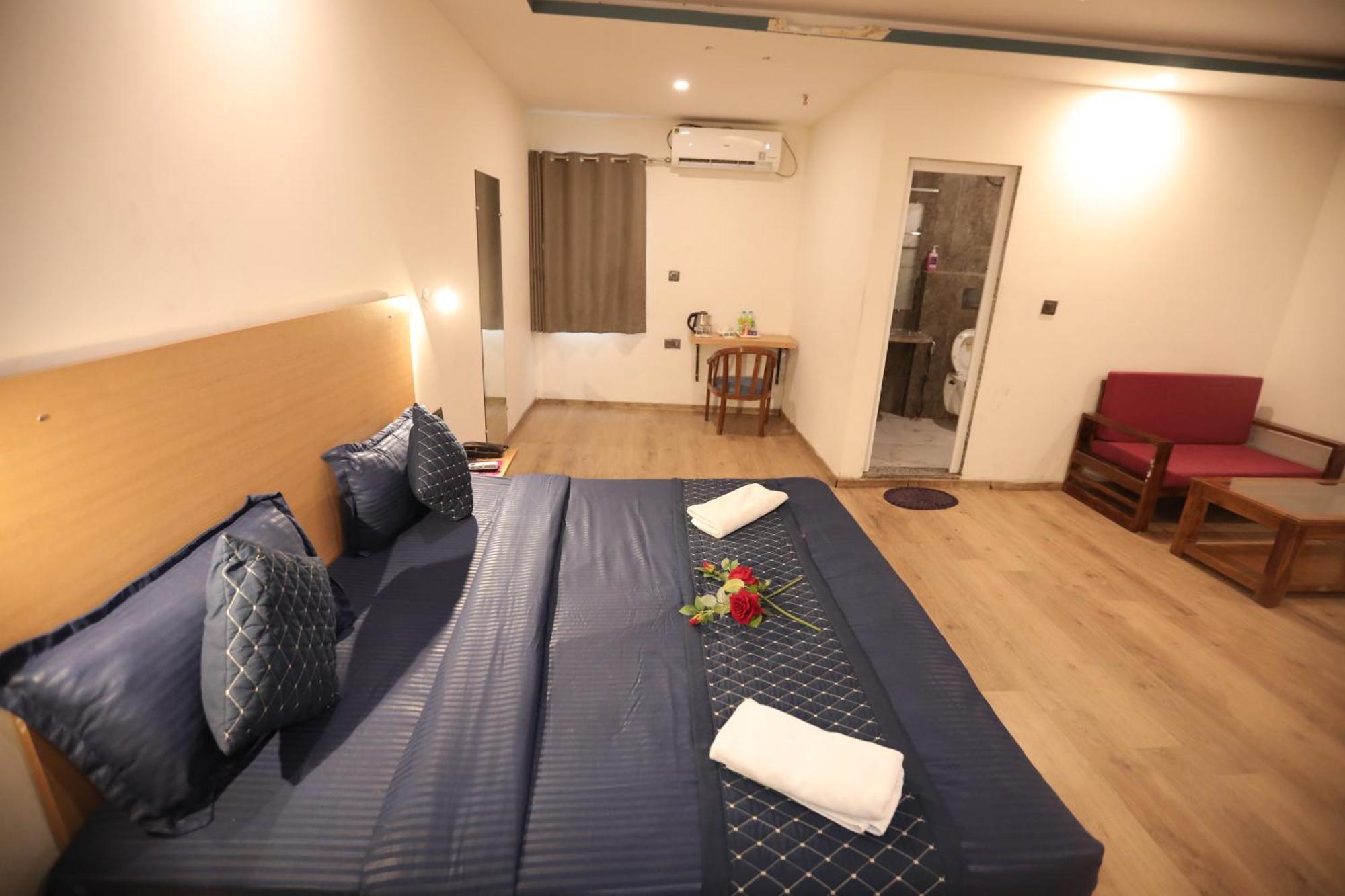 Hotel Noida Grand Sec 58 Екстер'єр фото