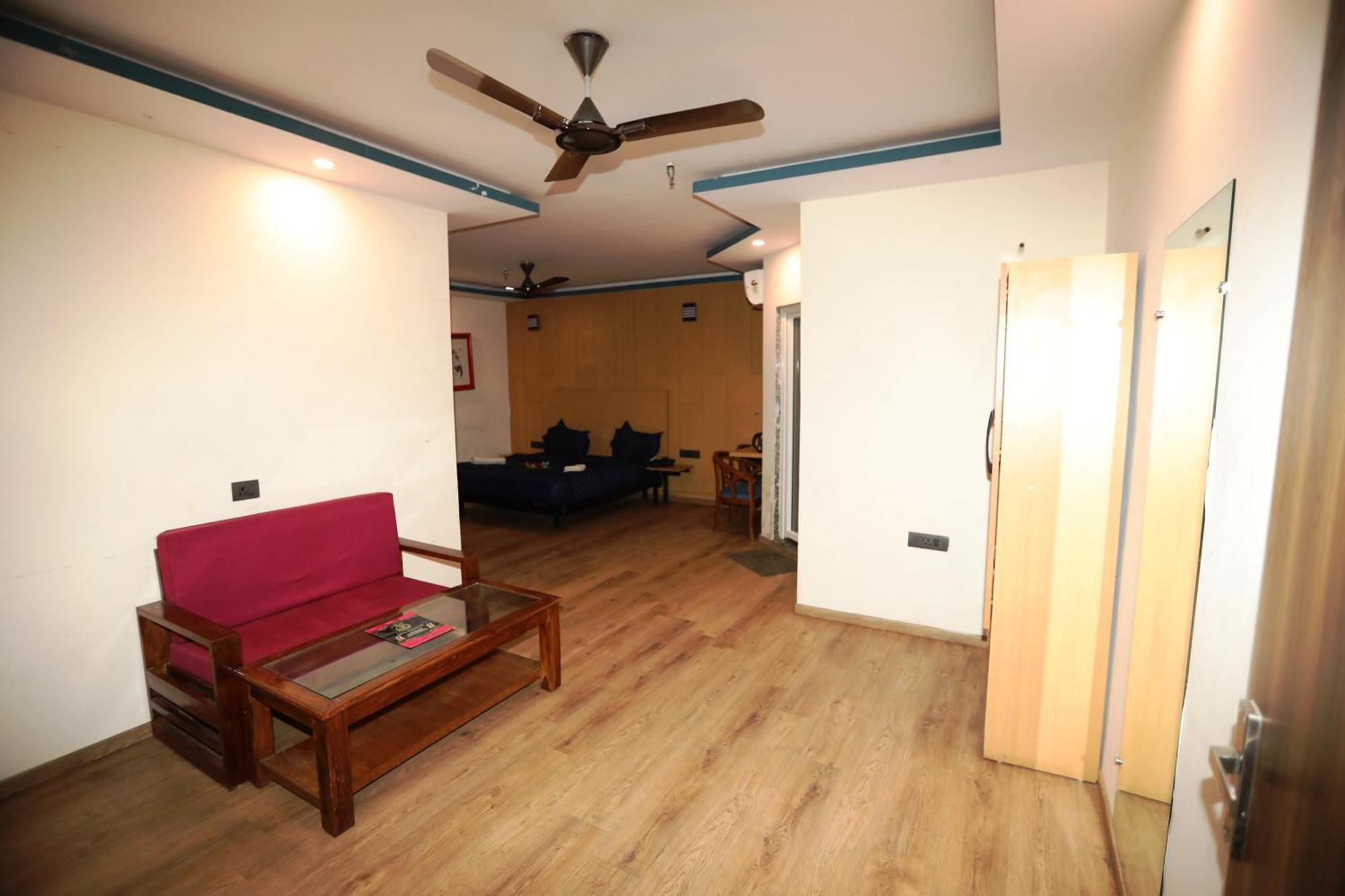 Hotel Noida Grand Sec 58 Екстер'єр фото