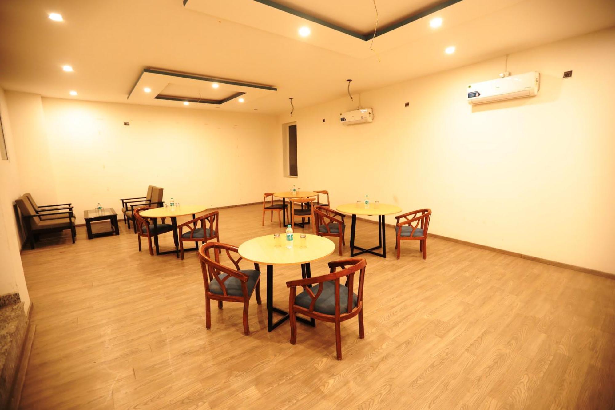 Hotel Noida Grand Sec 58 Екстер'єр фото