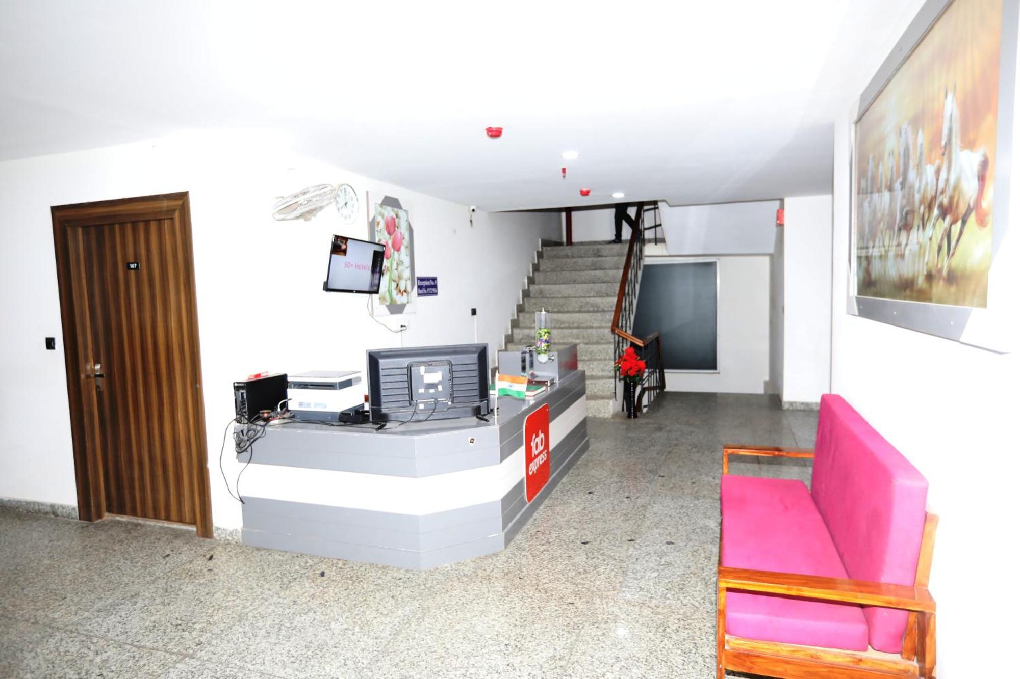 Hotel Noida Grand Sec 58 Екстер'єр фото