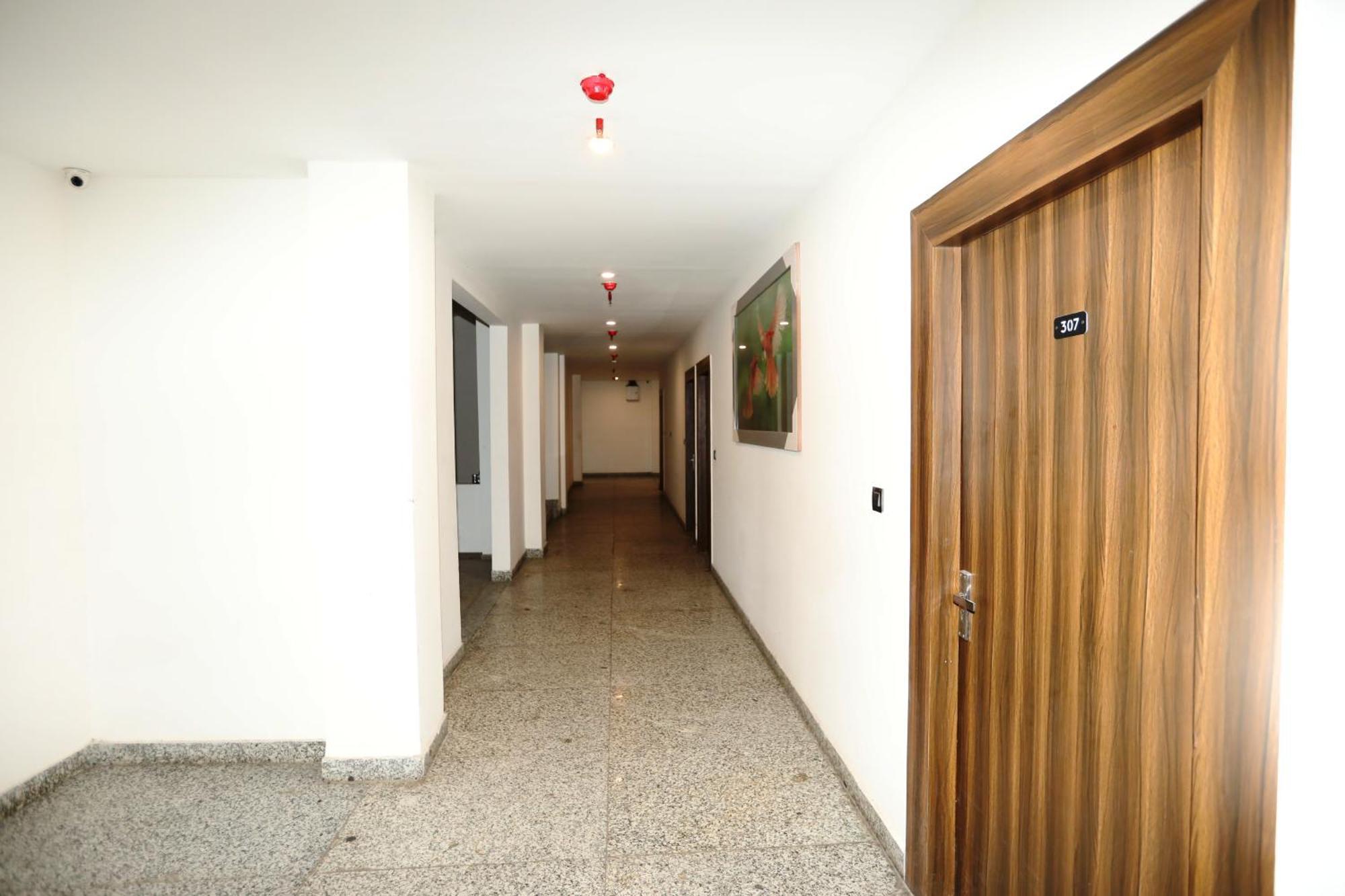 Hotel Noida Grand Sec 58 Екстер'єр фото