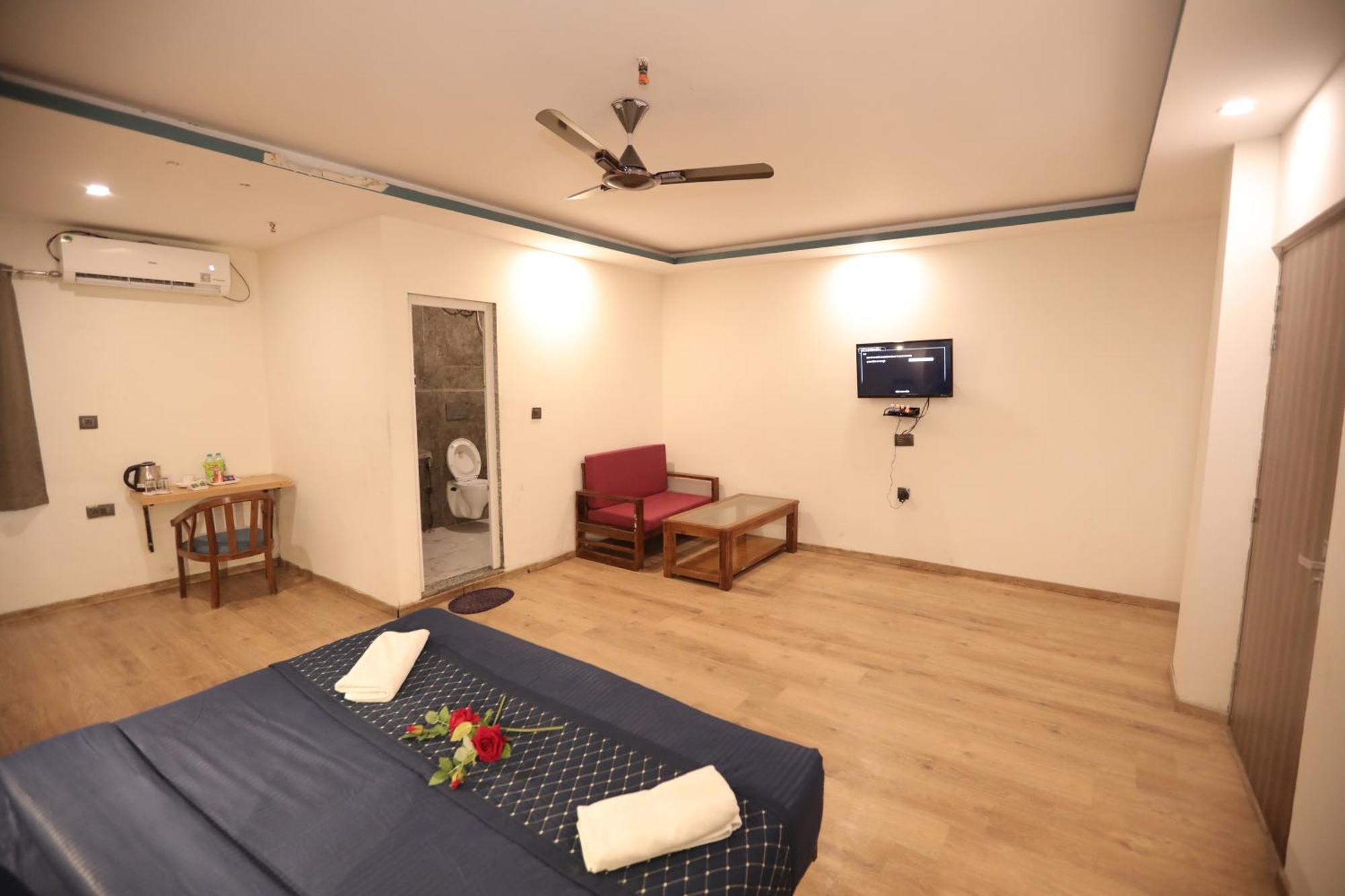 Hotel Noida Grand Sec 58 Екстер'єр фото