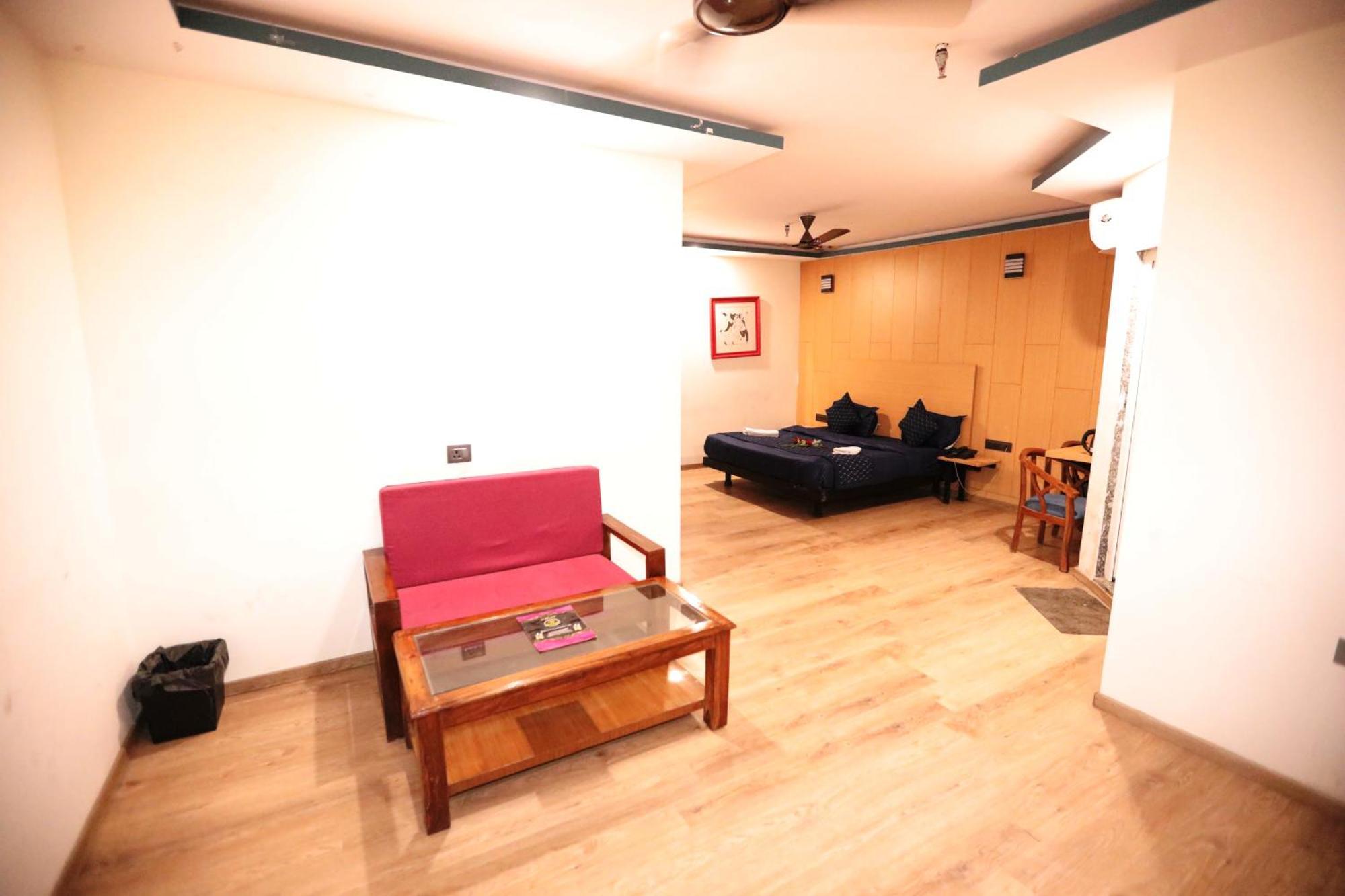 Hotel Noida Grand Sec 58 Екстер'єр фото