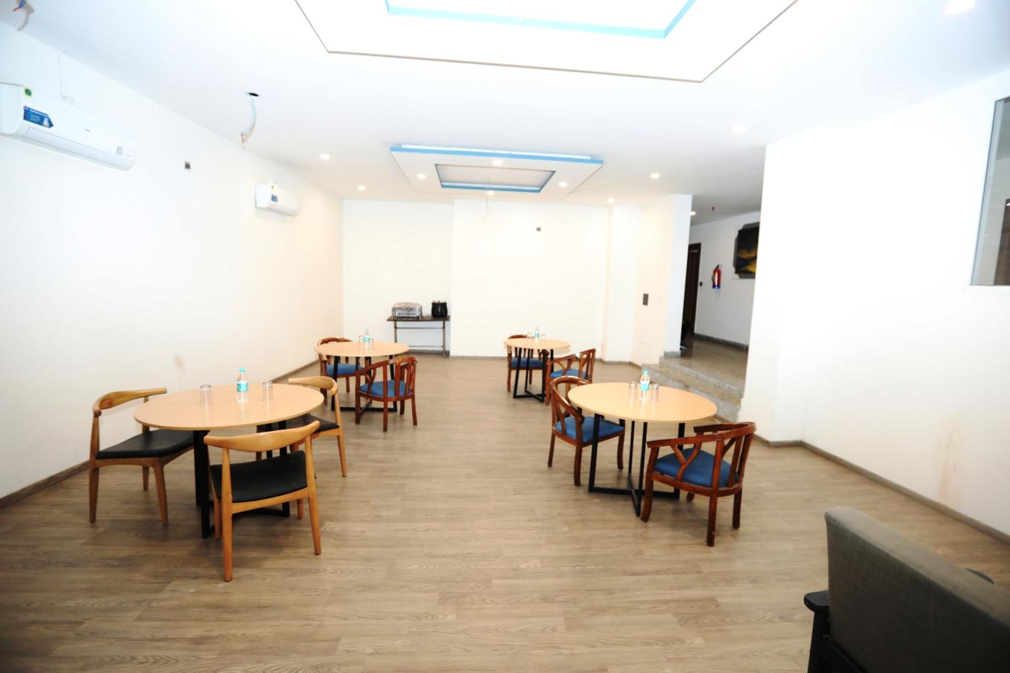 Hotel Noida Grand Sec 58 Екстер'єр фото