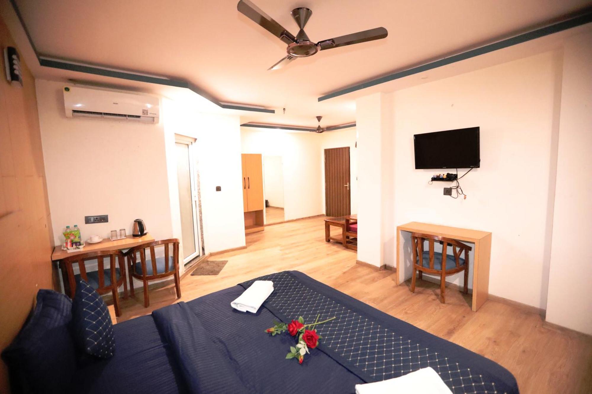 Hotel Noida Grand Sec 58 Екстер'єр фото