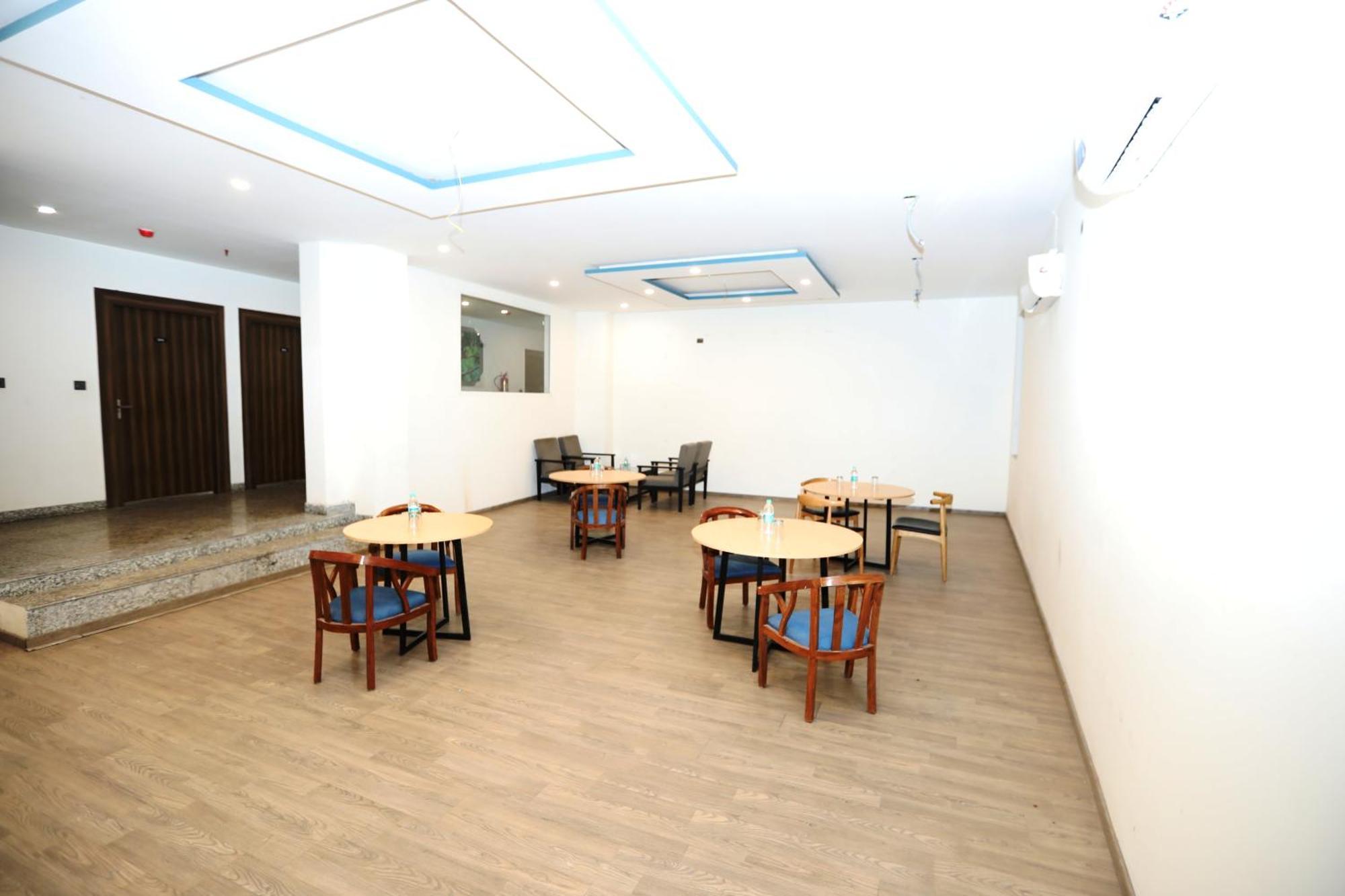 Hotel Noida Grand Sec 58 Екстер'єр фото