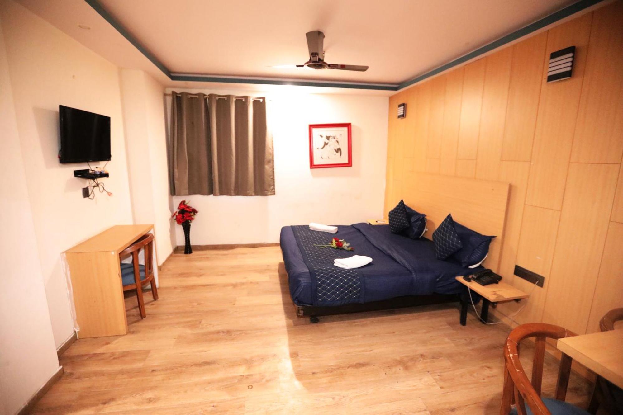Hotel Noida Grand Sec 58 Екстер'єр фото