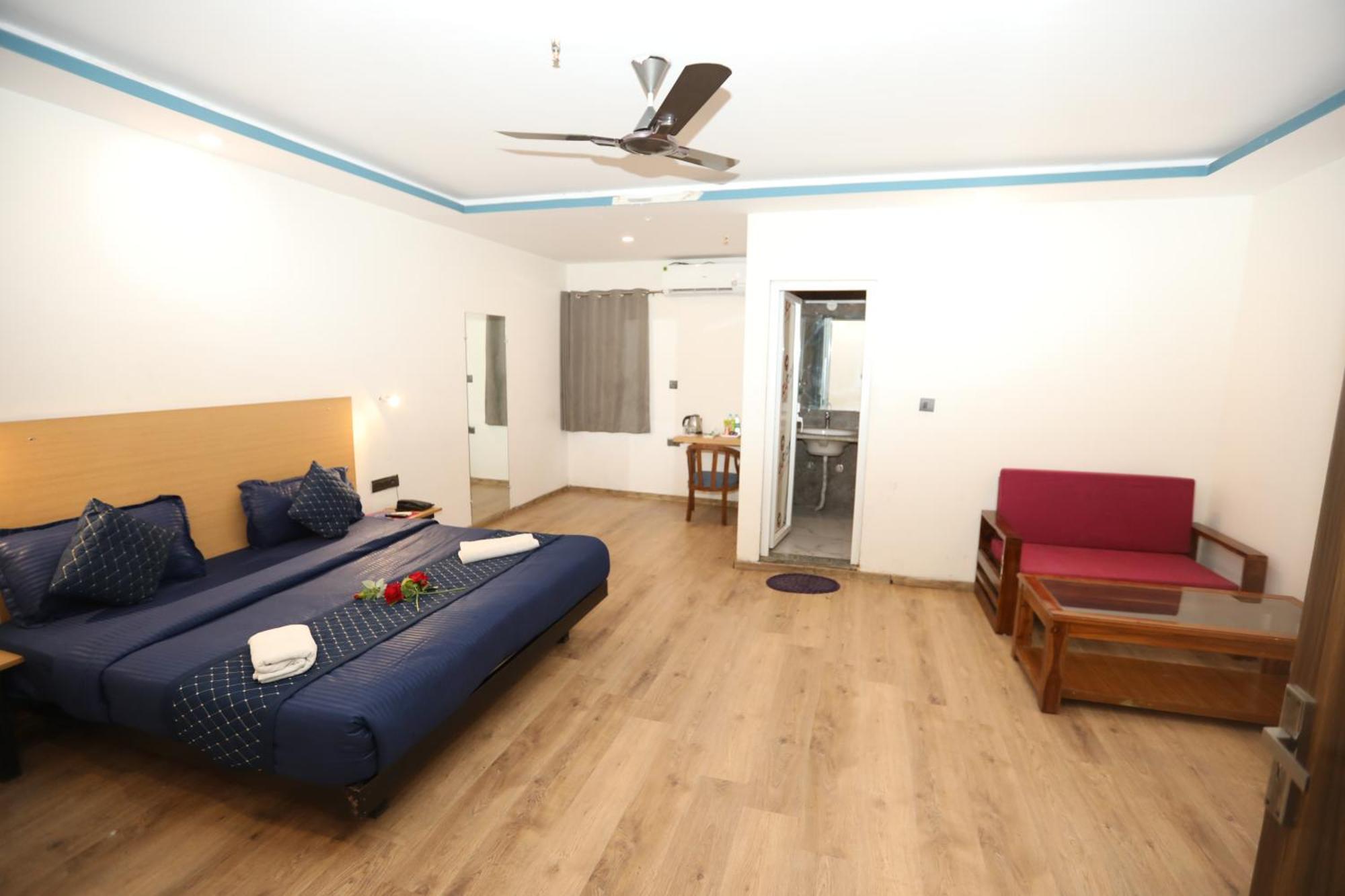 Hotel Noida Grand Sec 58 Екстер'єр фото