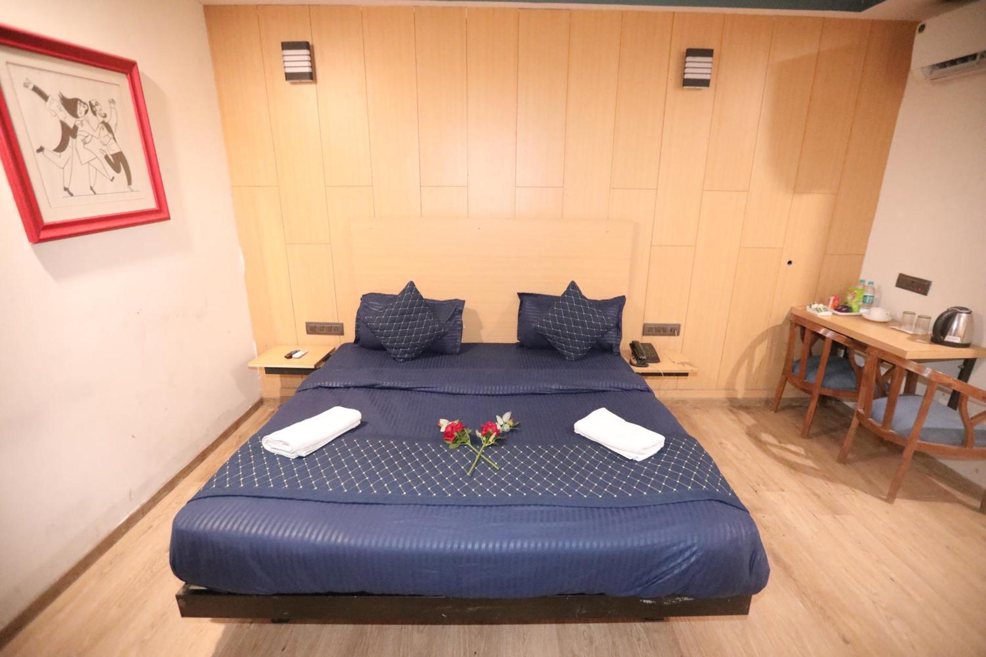 Hotel Noida Grand Sec 58 Екстер'єр фото