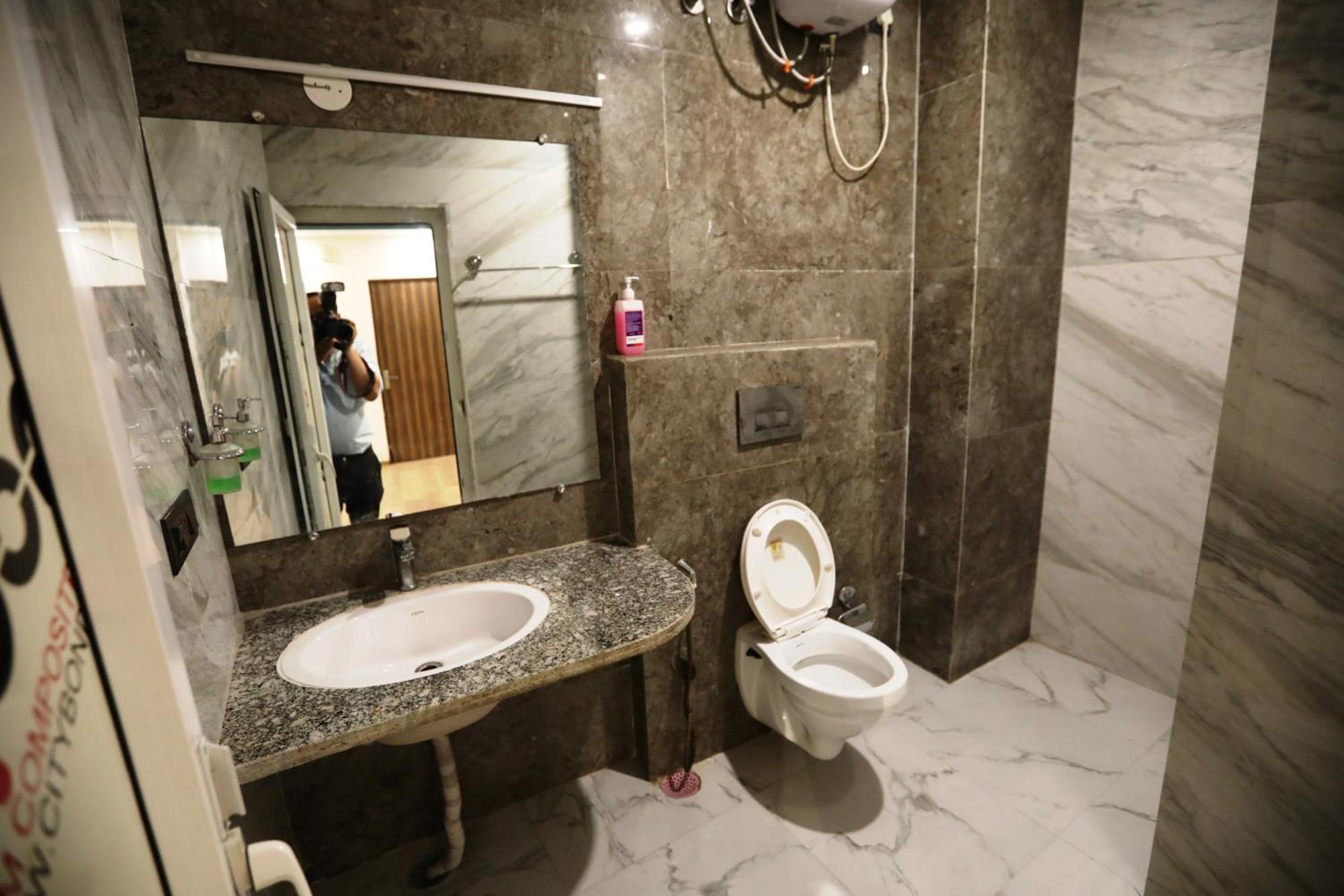 Hotel Noida Grand Sec 58 Екстер'єр фото